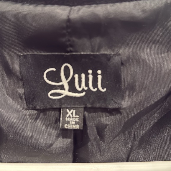 Beautiful coat with velvet collar and buttons. - Picture 3 of 7